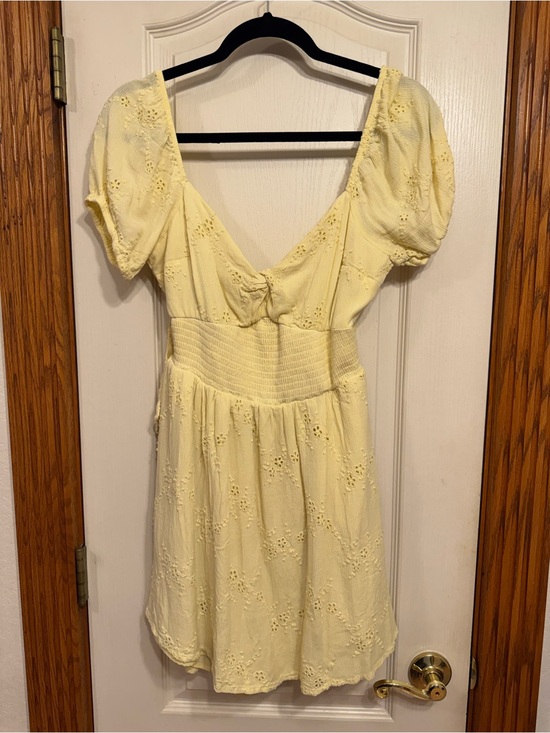 Hollister Dresses & Skirts - Hollister Pale Yellow Eyelet Puff-Sleeve Mini Dress